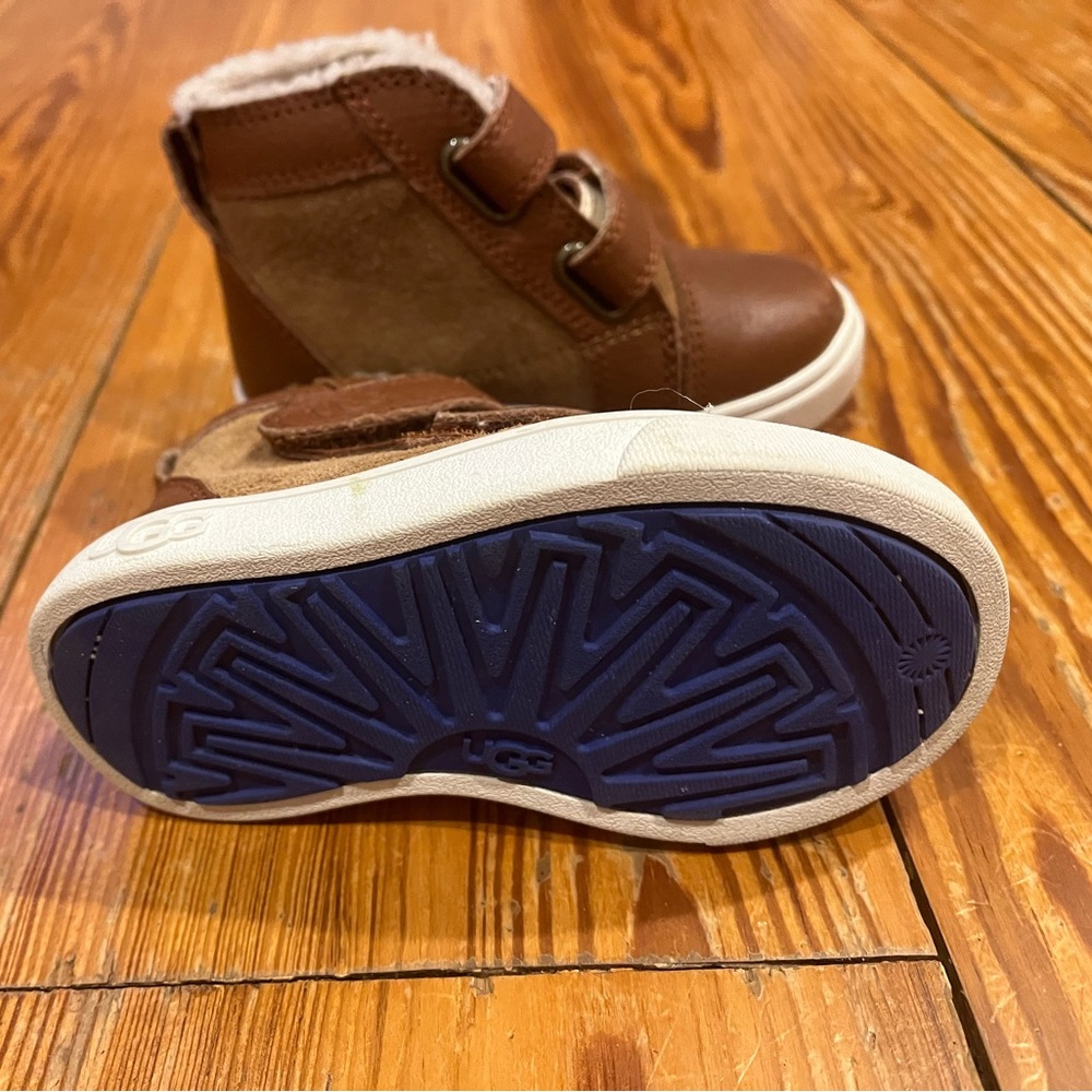 Toddler leather Ugg boots, size 6